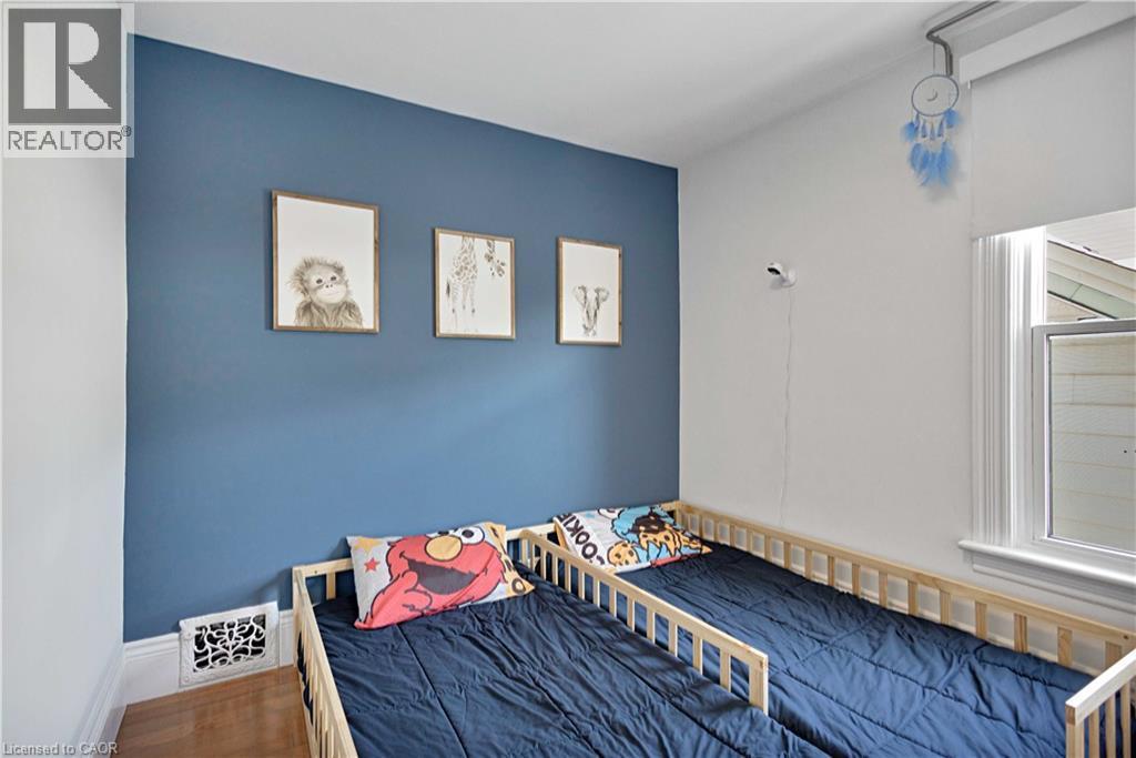 37 Chatham Street, Hamilton, ON - Indoor Photo Showing Bedroom