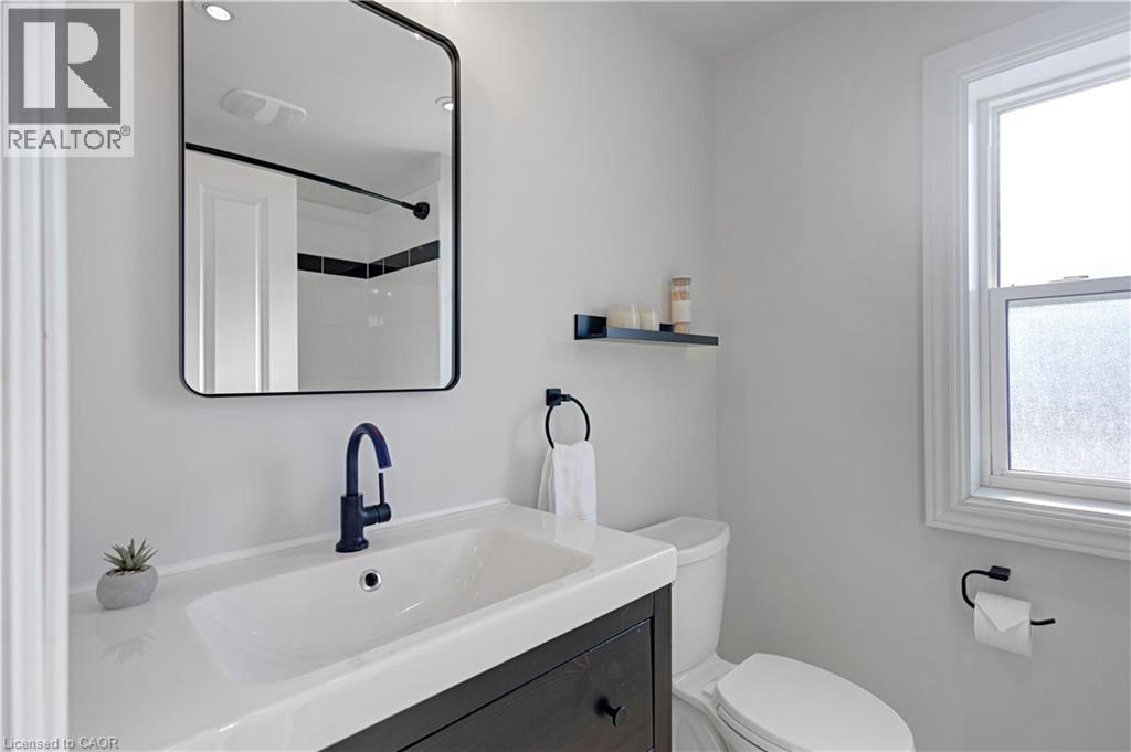 37 Chatham Street, Hamilton, ON - Indoor Photo Showing Bathroom