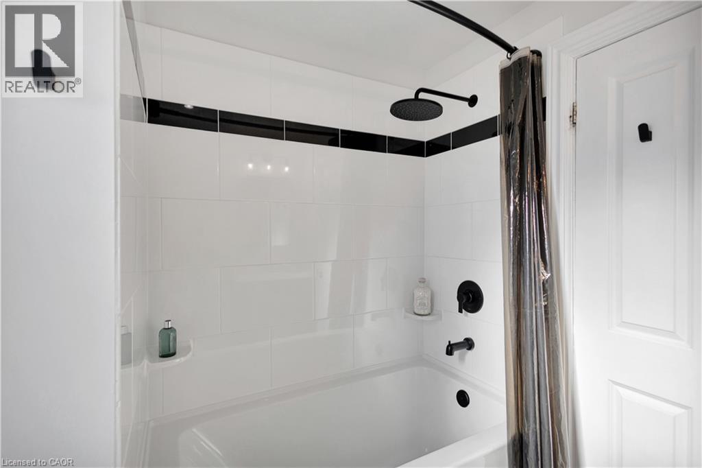 37 Chatham Street, Hamilton, ON - Indoor Photo Showing Bathroom