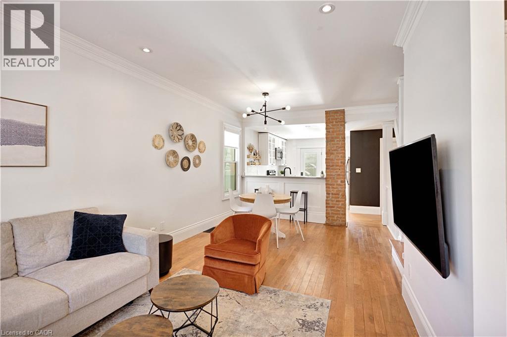 37 Chatham Street, Hamilton, ON - Indoor Photo Showing Living Room