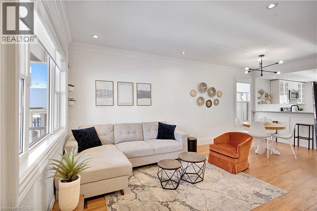 37 Chatham Street, Hamilton, ON - Indoor Photo Showing Living Room