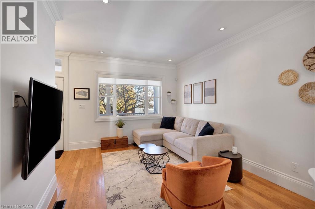 37 Chatham Street, Hamilton, ON - Indoor Photo Showing Living Room