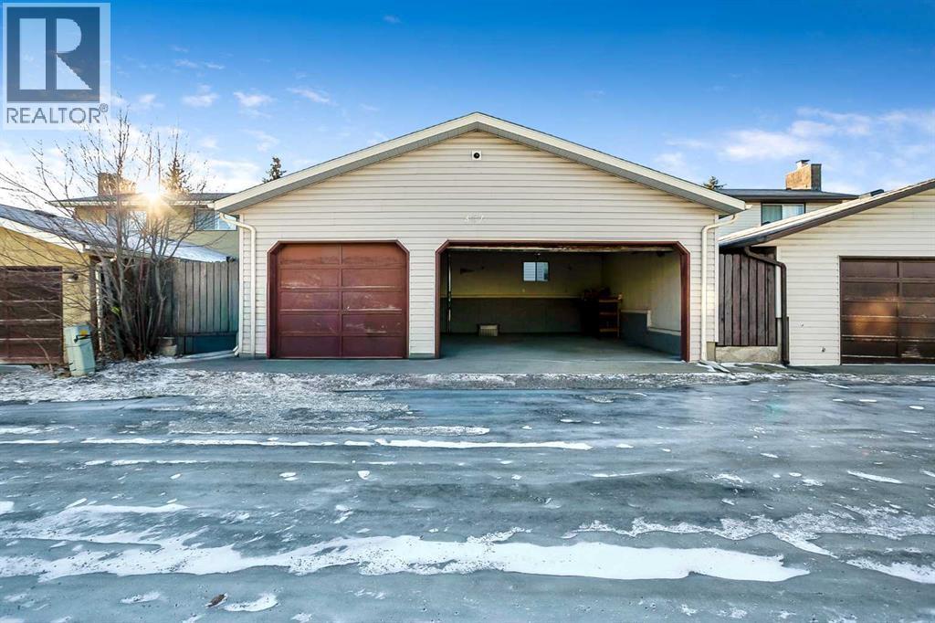 RARE Triple car garage with heat! - 467 Berkley Crescent Nw, Calgary, AB - Outdoor