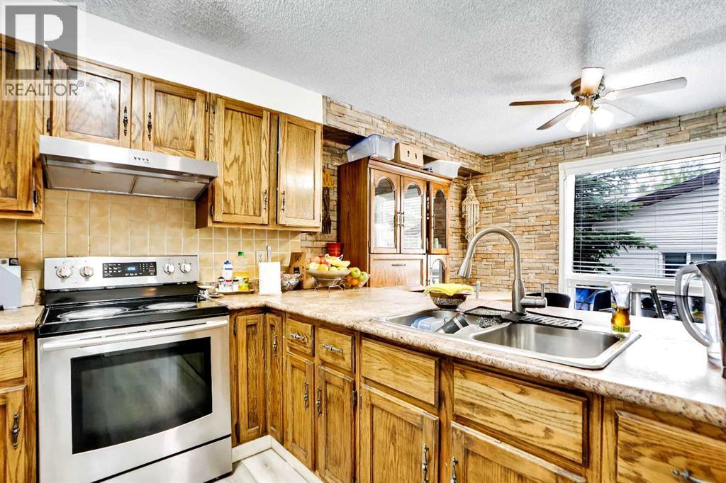 48 Templeridge Crescent Ne, Calgary, AB - Indoor Photo Showing Kitchen