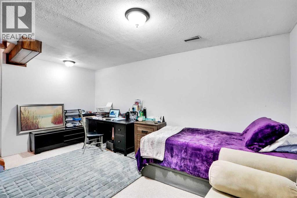 48 Templeridge Crescent Ne, Calgary, AB - Indoor Photo Showing Other Room