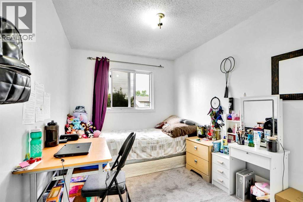 48 Templeridge Crescent Ne, Calgary, AB - Indoor Photo Showing Bedroom