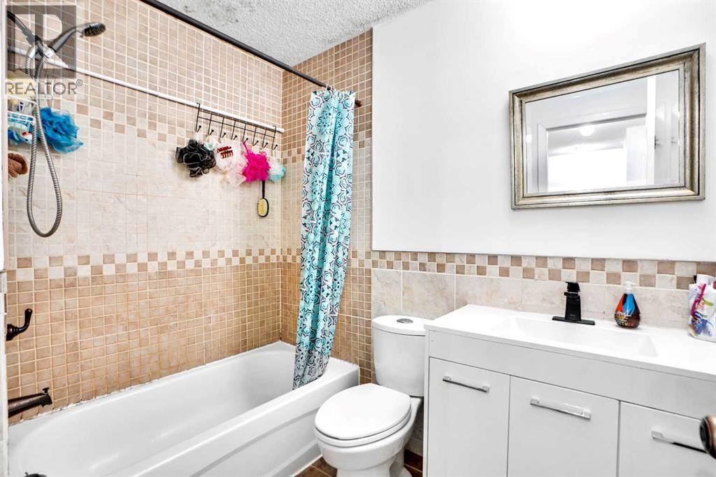 48 Templeridge Crescent Ne, Calgary, AB - Indoor Photo Showing Bathroom