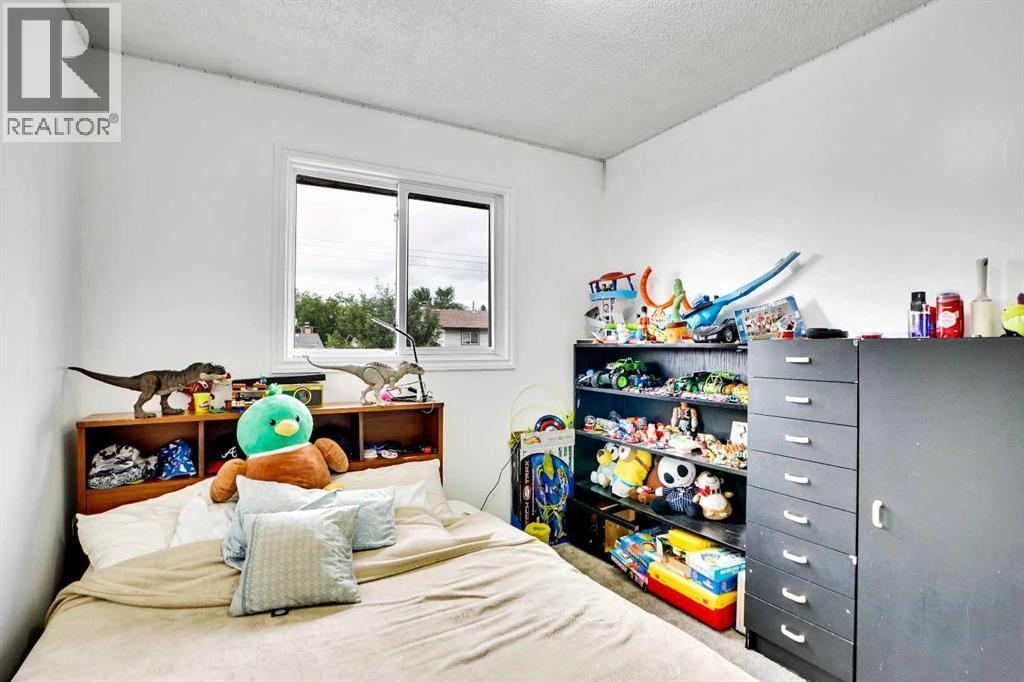 48 Templeridge Crescent Ne, Calgary, AB - Indoor Photo Showing Bedroom