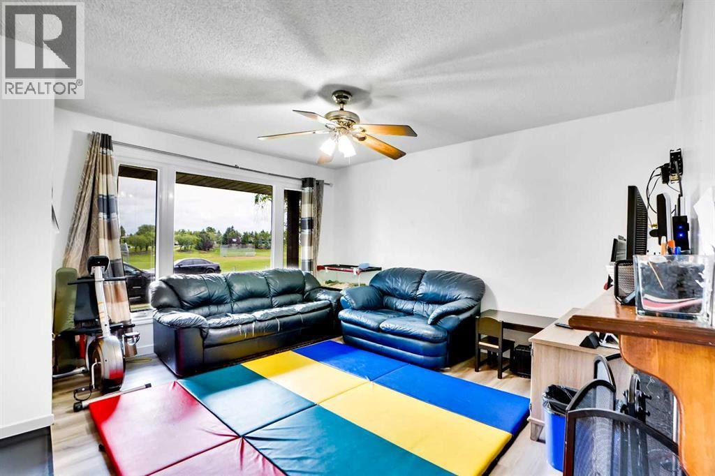 48 Templeridge Crescent Ne, Calgary, AB - Indoor Photo Showing Living Room