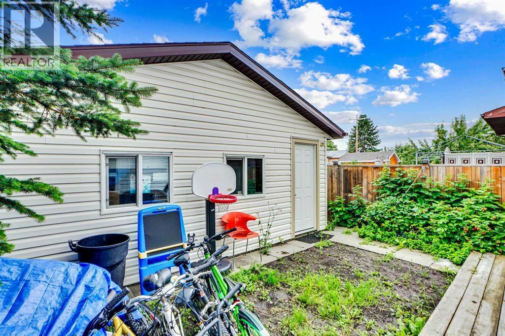 48 Templeridge Crescent Ne, Calgary, AB - Outdoor