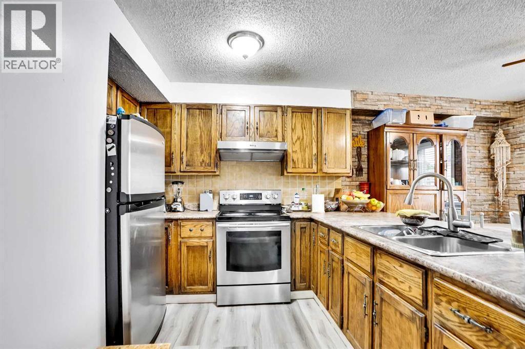 48 Templeridge Crescent Ne, Calgary, AB - Indoor Photo Showing Kitchen