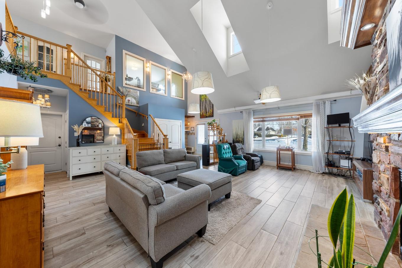 Salon - 603 Ch. Du Clocher, Saint-Jean-Sur-Richelieu, QC - Indoor With Fireplace