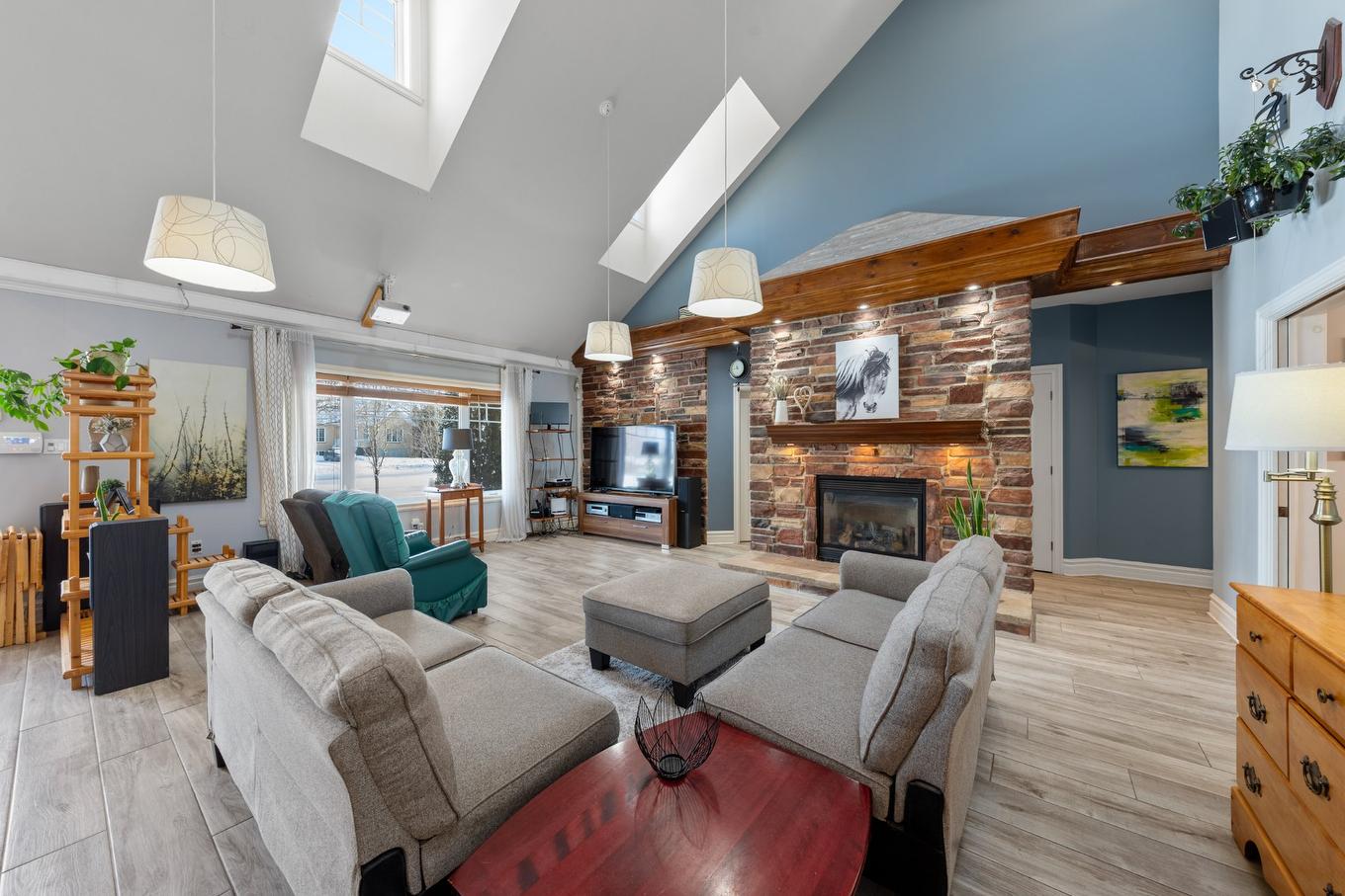 Salon - 603 Ch. Du Clocher, Saint-Jean-Sur-Richelieu, QC - Indoor Photo Showing Living Room With Fireplace