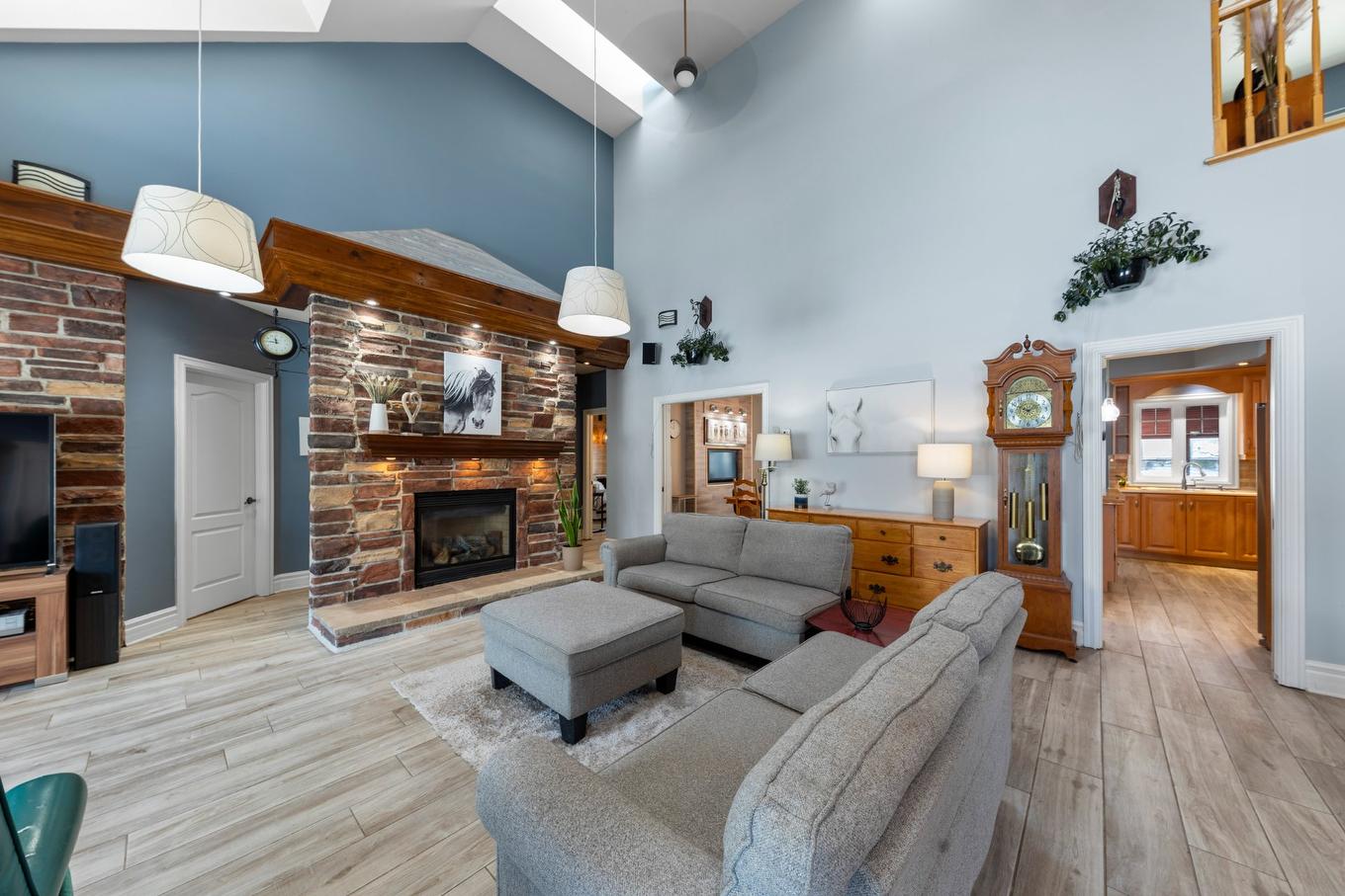 Salon - 603 Ch. Du Clocher, Saint-Jean-Sur-Richelieu, QC - Indoor Photo Showing Living Room With Fireplace