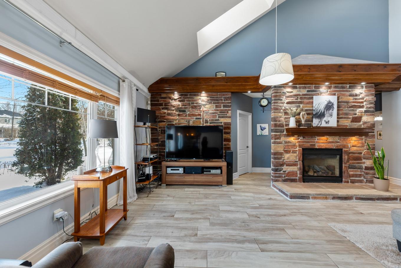 Salon - 603 Ch. Du Clocher, Saint-Jean-Sur-Richelieu, QC - Indoor Photo Showing Living Room With Fireplace