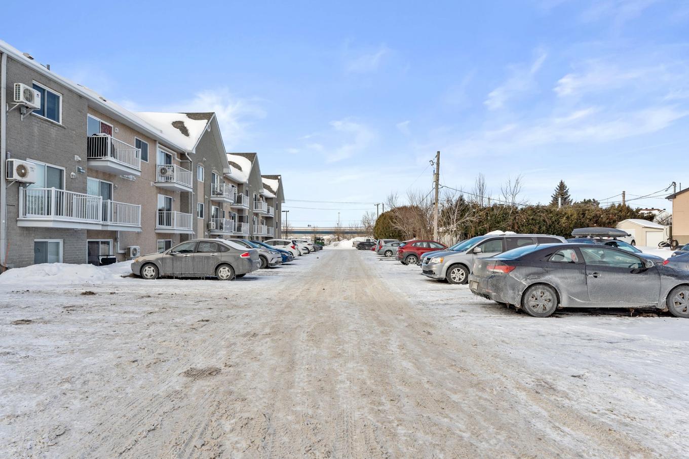 Stationnement - 107-9 Boul. Lacombe, Repentigny (Le Gardeur), QC - Outdoor