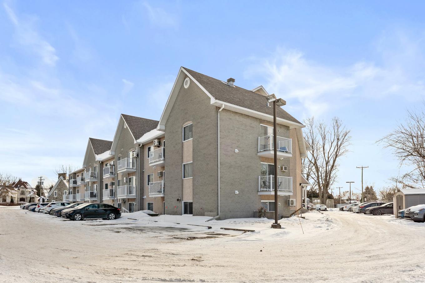 Stationnement - 107-9 Boul. Lacombe, Repentigny (Le Gardeur), QC - Outdoor