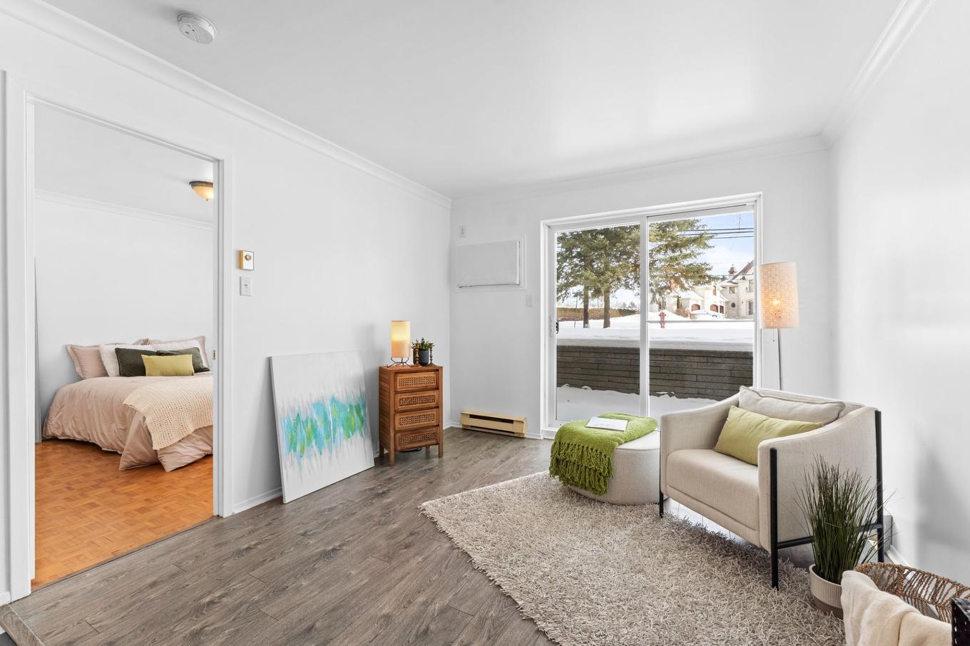 Salon - 107-9 Boul. Lacombe, Repentigny (Le Gardeur), QC - Indoor