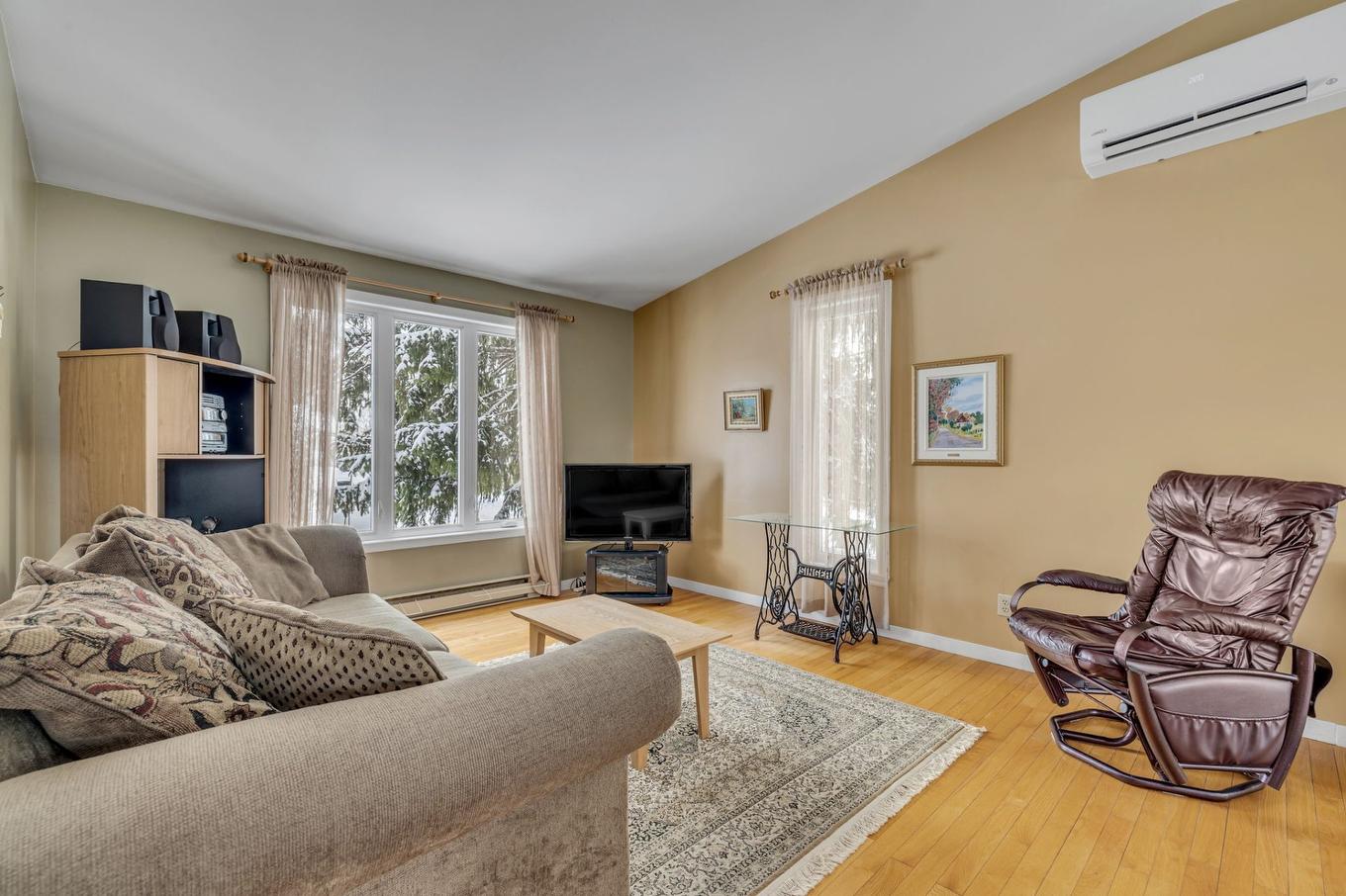 Living room - 4801 Av. Magnan, Québec (Charlesbourg), QC - Indoor Photo Showing Living Room