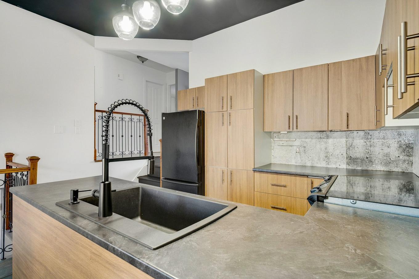 Cuisine - 5714 Rue Labrèche, Laval (Saint-François), QC - Indoor Photo Showing Kitchen