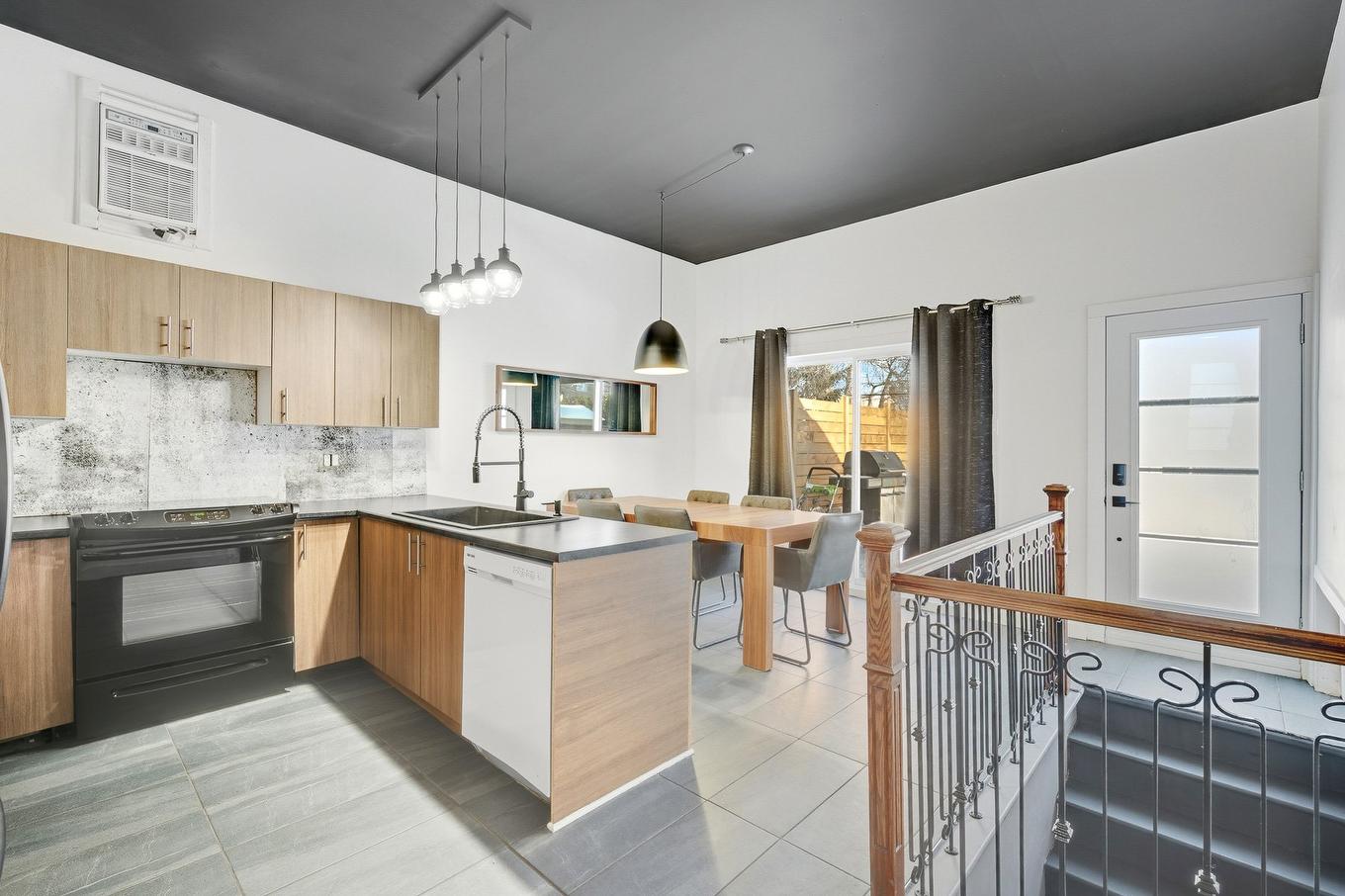 Cuisine - 5714 Rue Labrèche, Laval (Saint-François), QC - Indoor Photo Showing Kitchen With Upgraded Kitchen
