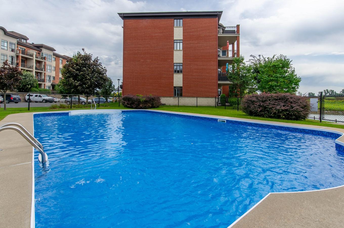 Piscine - 403-120 Av. Du Golf, La Prairie, QC - Outdoor With In Ground Pool