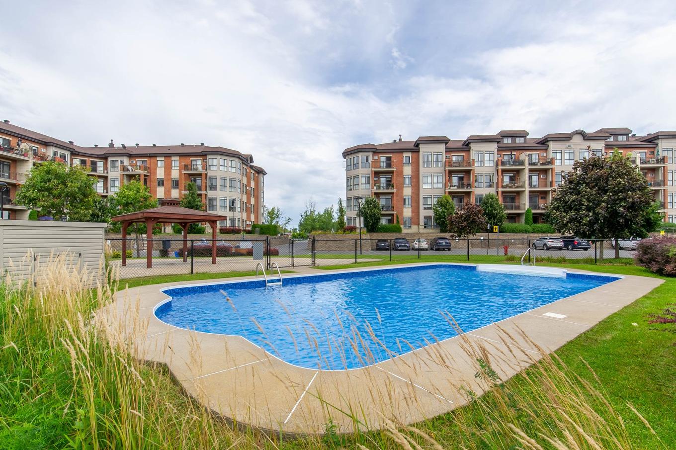 Piscine - 403-120 Av. Du Golf, La Prairie, QC - Outdoor With In Ground Pool