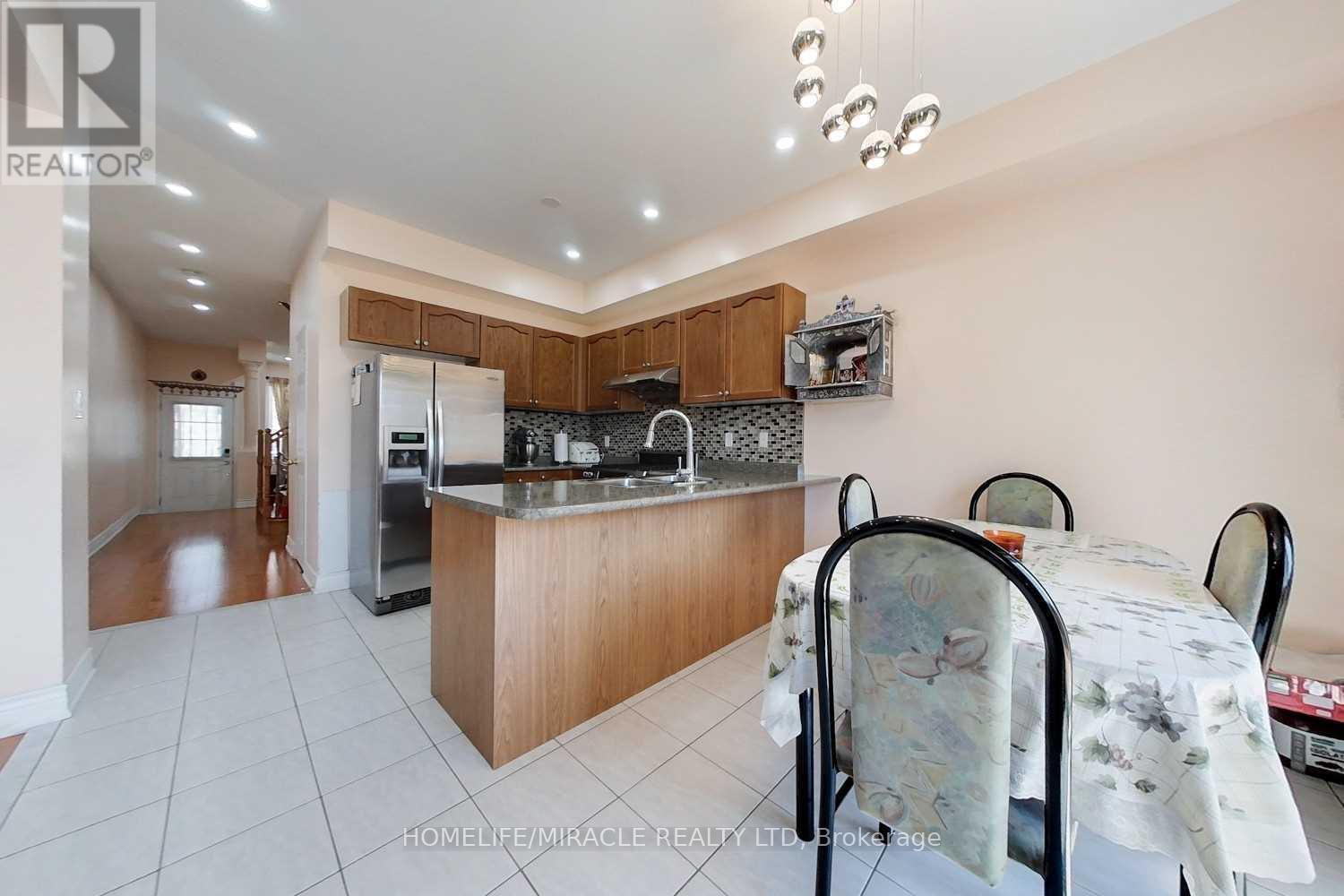 775 Millworks Crescent, Mississauga, ON - Indoor Photo Showing Kitchen