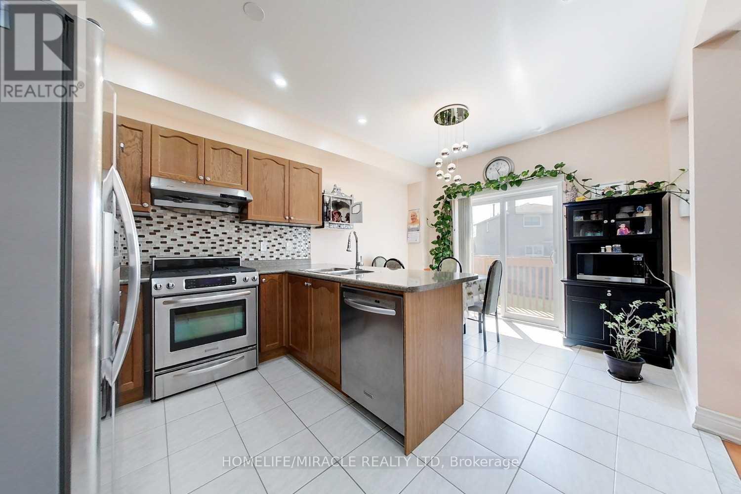 775 Millworks Crescent, Mississauga, ON - Indoor Photo Showing Kitchen