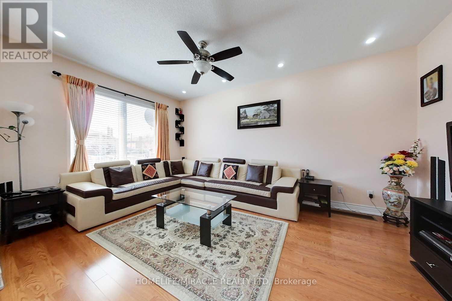 775 Millworks Crescent, Mississauga, ON - Indoor Photo Showing Living Room