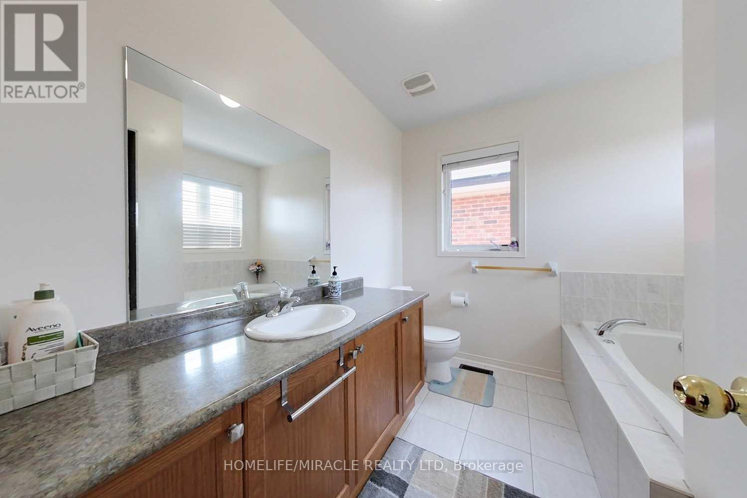 775 Millworks Crescent, Mississauga, ON - Indoor Photo Showing Bathroom