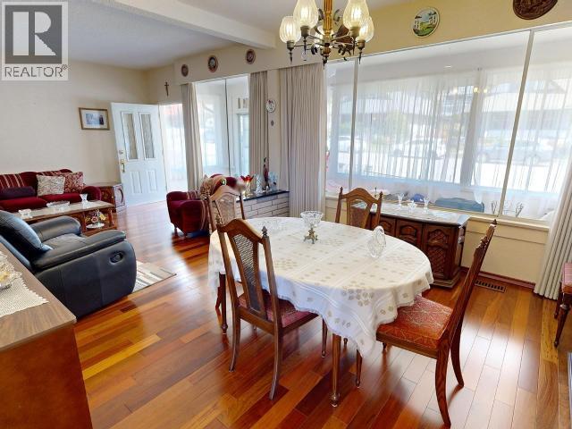 5751 Maple Ave, Powell River, BC - Indoor Photo Showing Dining Room
