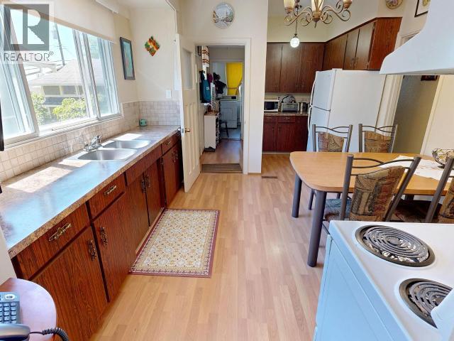 5751 Maple Ave, Powell River, BC - Indoor Photo Showing Kitchen With Double Sink