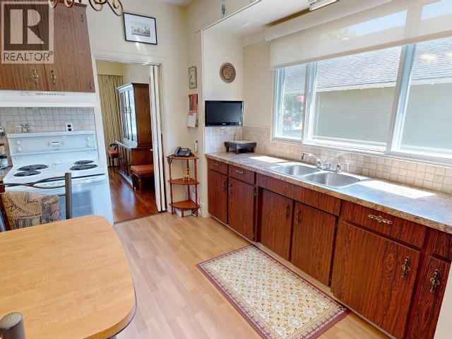 5751 Maple Ave, Powell River, BC - Indoor Photo Showing Kitchen With Double Sink