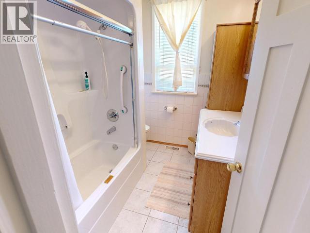 5751 Maple Ave, Powell River, BC - Indoor Photo Showing Bathroom