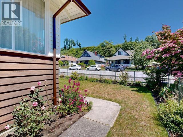 5751 Maple Ave, Powell River, BC - Outdoor