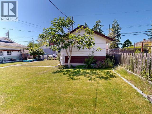 5751 Maple Ave, Powell River, BC - Outdoor