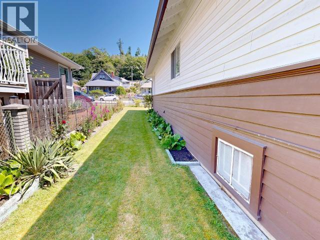5751 Maple Ave, Powell River, BC - Outdoor With Exterior