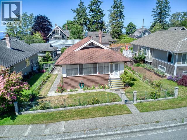 5751 Maple Ave, Powell River, BC - Outdoor