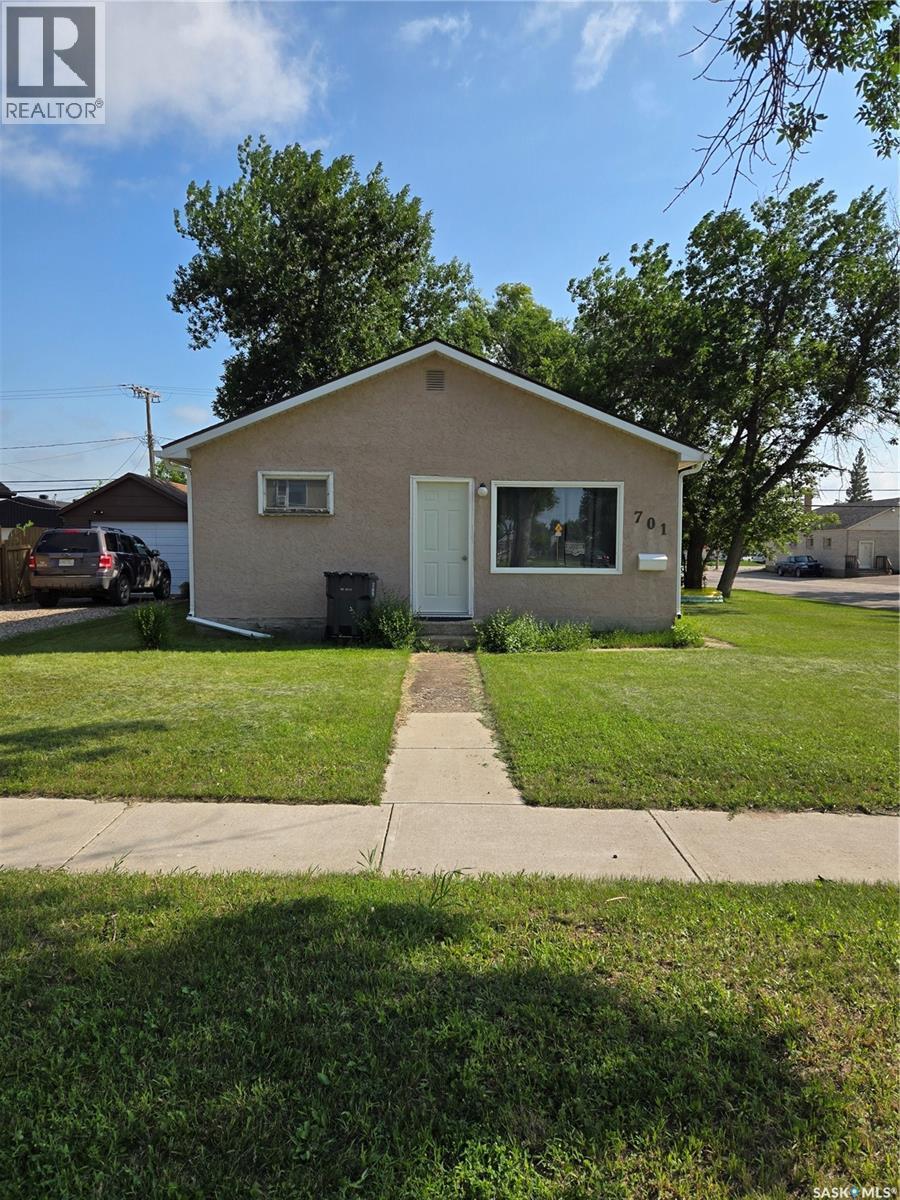 701 3Rd Street, Estevan, SK - Outdoor