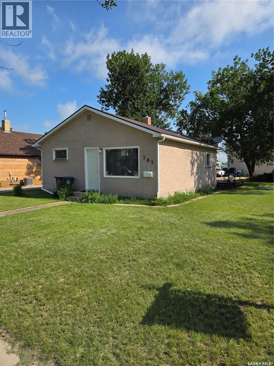 701 3Rd Street, Estevan, SK - Outdoor