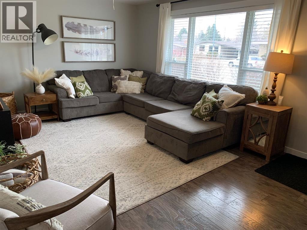 2118 16 Avenue S, Lethbridge, AB - Indoor Photo Showing Living Room