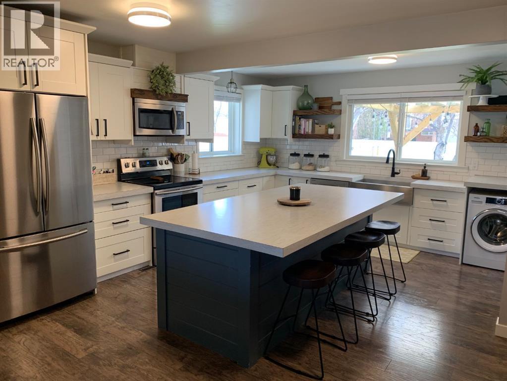 2118 16 Avenue S, Lethbridge, AB - Indoor Photo Showing Kitchen With Double Sink