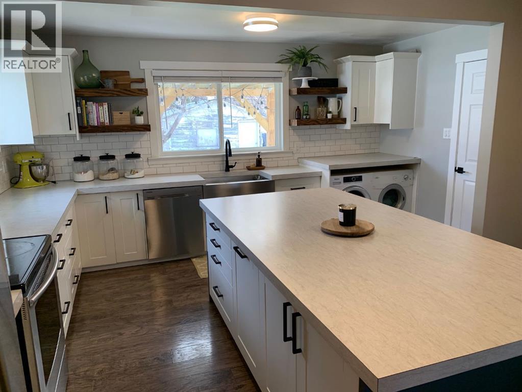 2118 16 Avenue S, Lethbridge, AB - Indoor Photo Showing Kitchen