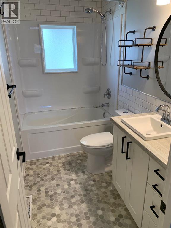 2118 16 Avenue S, Lethbridge, AB - Indoor Photo Showing Bathroom
