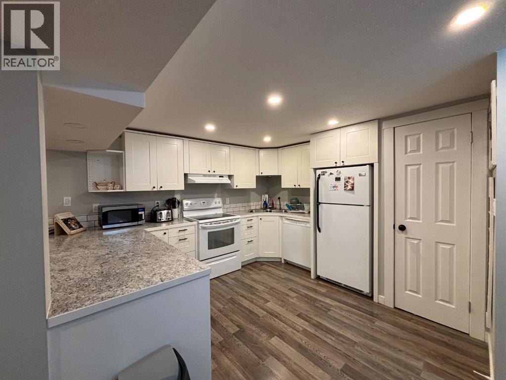 2118 16 Avenue S, Lethbridge, AB - Indoor Photo Showing Kitchen