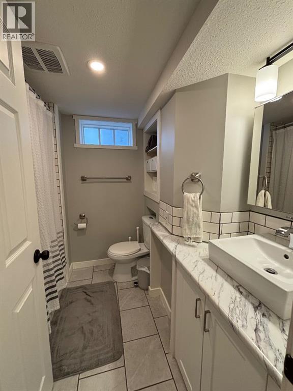 2118 16 Avenue S, Lethbridge, AB - Indoor Photo Showing Bathroom