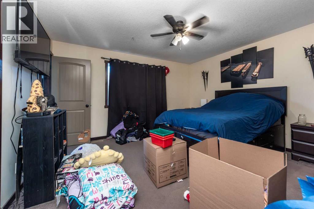 100 Willow Ridge Link, Diamond Valley, AB - Indoor Photo Showing Bedroom