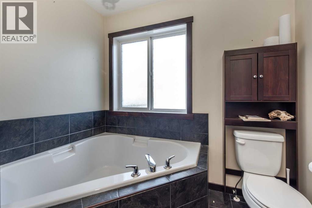100 Willow Ridge Link, Diamond Valley, AB - Indoor Photo Showing Bathroom