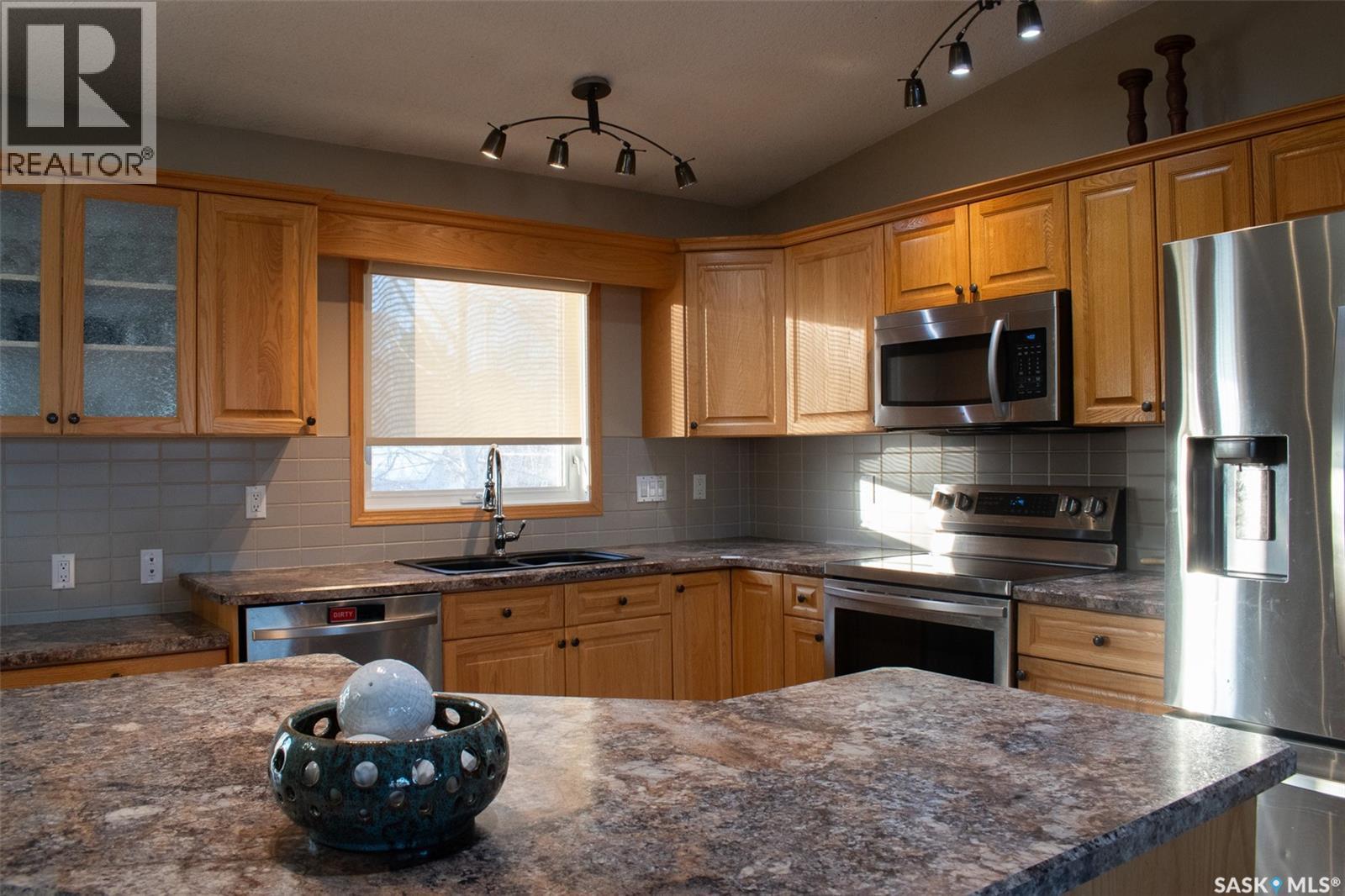 2907 15Th Avenue E, Prince Albert, SK - Indoor Photo Showing Kitchen With Double Sink